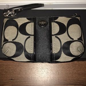🔥2/$10 Grey and black wristlet